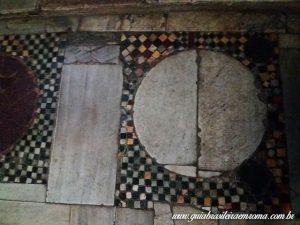 pavimento cosmatesco igreja sao jorge velabro guia portugues 300x225 - pavimento_cosmatesco_igreja_sao_jorge_velabro_guia_portugues