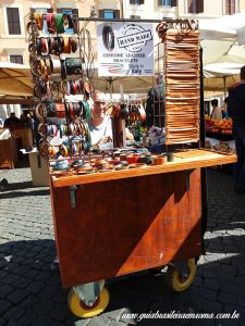 artesao couro campo De fiori souvenir pulseiras roma 225x300 - artesao_couro_campo_De_fiori_souvenir_pulseiras_roma.jpg