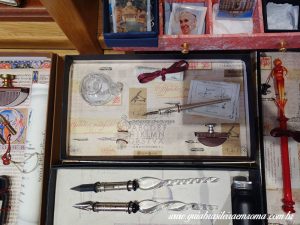 souvenirs canetas tinteiro roma trastevere guia brasileira 300x225 - souvenirs_canetas_tinteiro_roma_trastevere_guia_brasileira.jpg
