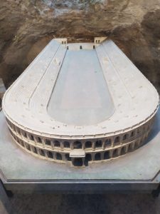 Subterrâneos da Praça Navona, maquete do estádio de Domiciano subterraneos navona maquete estadio domiciano 225x300 - Subterrâneos da Praça Navona, maquete do estádio de Domiciano