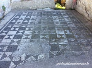 Lucus_Feroniae_mosaico_geometrico_guia_brasileria_roma.jpg Lucus Feroniae mosaico geometrico guia brasileria roma 300x224 - Lucus_Feroniae_mosaico_geometrico_guia_brasileria_roma.jpg