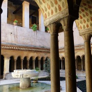 Colina Celio, Pátio Medieval da basílica e Monastérios dos Santos Quatro Coroados colina celio santos quatro coroados patio medieval 300x300 - Colina Celio, Pátio Medieval da basílica e Monastérios dos Santos Quatro Coroados