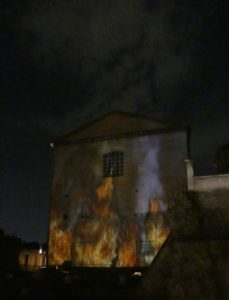 simulacao incendio curia visita noturna 229x300 - Simula&ccedil;&atilde;o do inc&ecirc;ndio que danificou a C&uacute;ria, em 283 d.C.