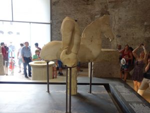 Escultura de cavalo e gêmeos, Castor e Pólux, Templo de Rômulo escultura cavalo templo romulo 300x225 - Escultura de cavalo e gêmeos, Castor e Pólux, Templo de Rômulo