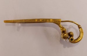 Fíbula de ouro com inscrições, Museu das Termas de Diocleciano fibula alfinete ouro escrita museu termas diocleciano 300x192 - Fíbula de ouro com inscrições, Museu das Termas de Diocleciano