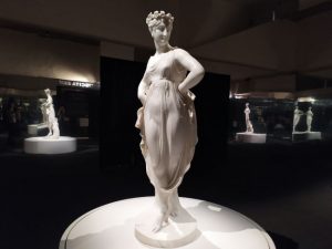 bailarina maos ancas canova roma expo 300x225 - Bailarina com as m&atilde;os nas ancas, sobre plataforma rotat&oacute;ria, A. Canova, 1806-12, Hermitage