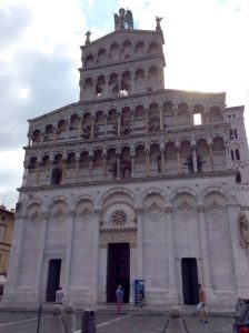 lucca bate e volta tour na toscana 224x300 - lucca-bate-e-volta-tour-na-toscana