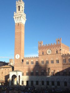 tour na toscana siena guia portugues 225x300 - Tour na Toscana: Bate e volta Siena e San Gimignano